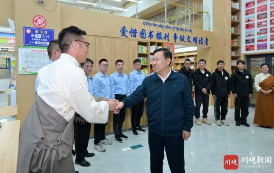 省委书记、省人大常委会主任王晓晖到位于甘孜州石渠县洛须镇的邓柯中学,看望慰问省内外援助石渠县的教师和当地优秀教师代表,与他们一一握手、亲切交谈,关切询问工作生活、健康保障等情况。 省委书记、省人大常委会主任王晓晖到位于甘孜州石渠县洛须镇的邓柯中学,看望慰问省内外援助石渠县的教师和当地优秀教师代表,与他们一一握手、亲切交谈,关切询问工作生活、健康保障等情况。