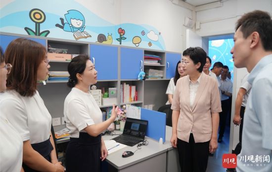 省委副书记、省长施小琳来到成都市泡桐树小学,了解办学特色、校园文化、开展云教直播与结对帮扶等情况,看望慰问一线教师代表。 省委副书记、省长施小琳来到成都市泡桐树小学,了解办学特色、校园文化、开展云教直播与结对帮扶等情况,看望慰问一线教师代表。