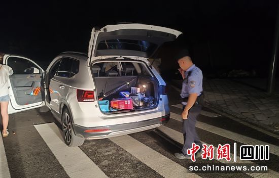 夜间巡查。自贡高新公安 供图 夜间巡查。自贡高新公安 供图