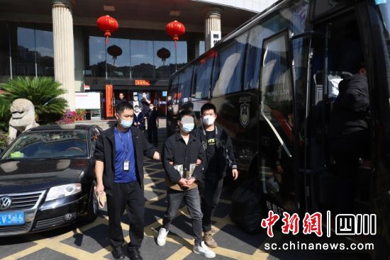 抓获非法销售烟丝烟管犯罪团伙嫌疑人。陈非艺 摄 抓获非法销售烟丝烟管犯罪团伙嫌疑人。陈非艺 摄