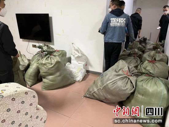 捣毁烟丝烟管销售窝点现场。陈非艺 摄 捣毁烟丝烟管销售窝点现场。陈非艺 摄