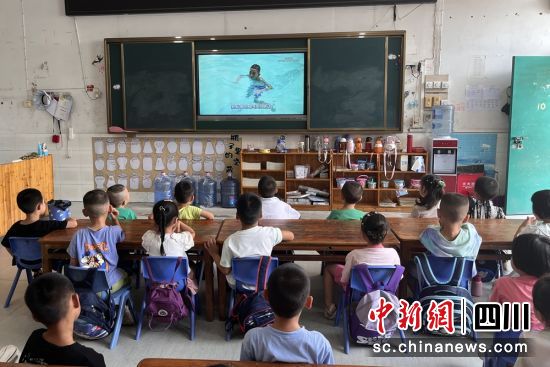 教室里孩子们正在观看防溺水安全课视频。泸州应急供图 教室里孩子们正在观看防溺水安全课视频。泸州应急供图