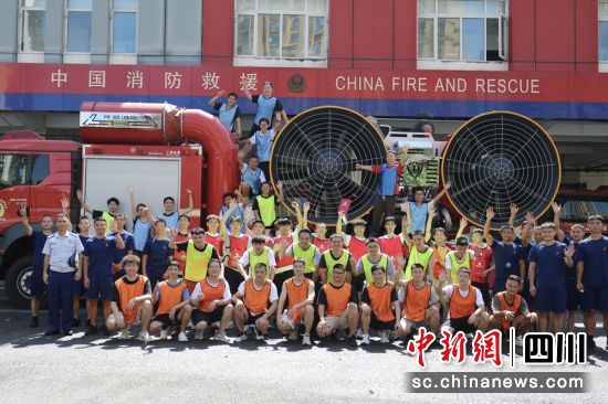 40名市民走进消防营区体验生活。张倩 摄 40名市民走进消防营区体验生活。张倩 摄