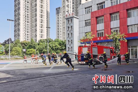 体验小组间对抗PK现场。张倩 摄 体验小组间对抗PK现场。张倩 摄