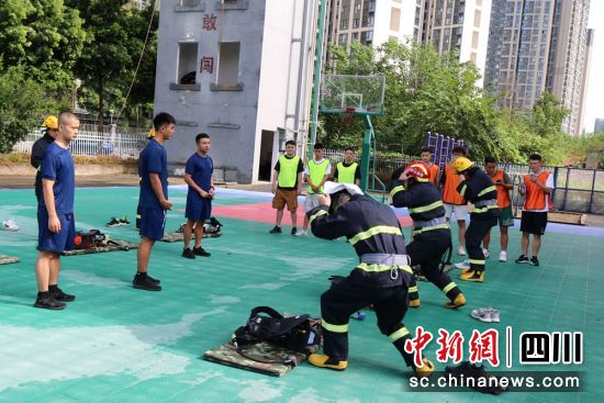 身着灭火防护服体验现场。张倩 摄 身着灭火防护服体验现场。张倩 摄