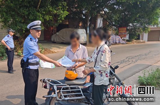 散发宣传资料。余欣 供图 散发宣传资料。余欣 供图