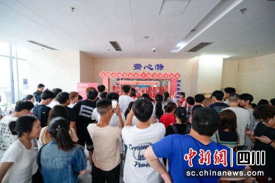 大学生积极参与猜反诈灯谜活动。成都银行供图 大学生积极参与猜反诈灯谜活动。成都银行供图