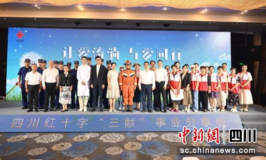 一起合影。吴平华 摄 一起合影。吴平华 摄