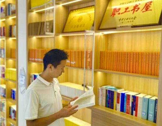 杨海在工会驿站翻阅图书 杨海在工会驿站翻阅图书