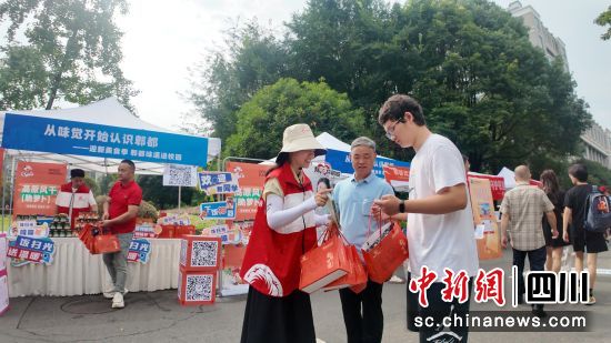 成都工业学院新生收到“见面礼”。郫都区融媒体中心 供图 成都工业学院新生收到“见面礼”。郫都区融媒体中心 供图