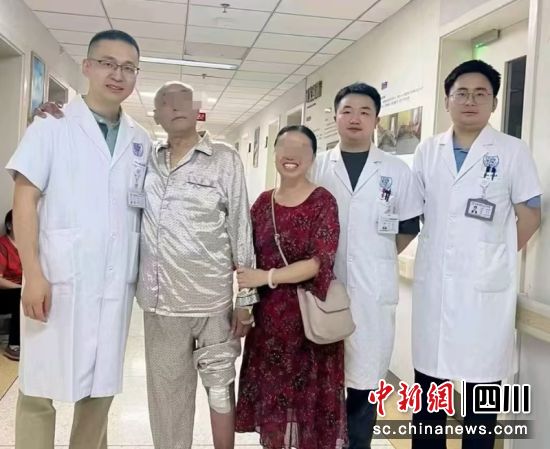 已能行走的郑爷爷及家属与医生合影。王星 摄 已能行走的郑爷爷及家属与医生合影。王星 摄