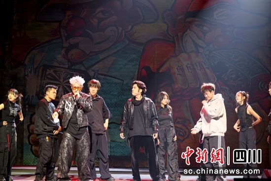 图为演出现场。开心麻花西南 供图 图为演出现场。开心麻花西南 供图