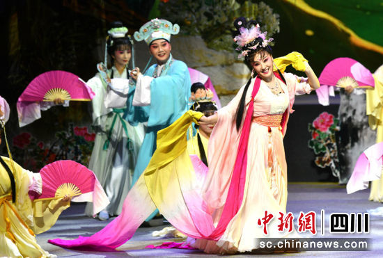 川剧《芙蓉花仙》演出场景。四川省文化和旅游厅 供图 川剧《芙蓉花仙》演出场景。四川省文化和旅游厅 供图