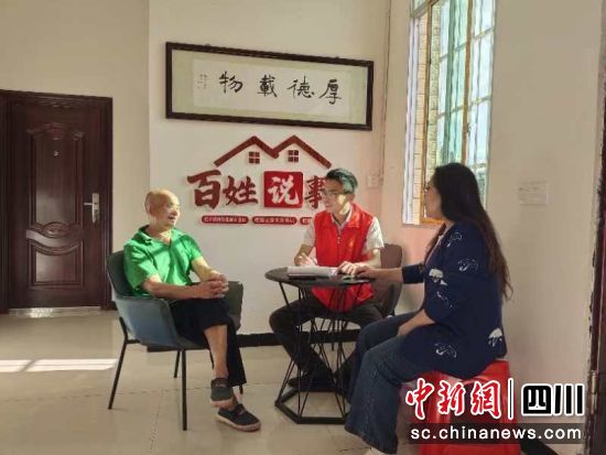 与群众面对面沟通。杨翼如 摄 与群众面对面沟通。杨翼如 摄
