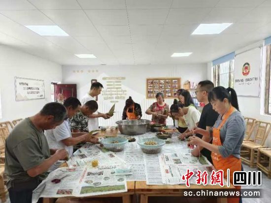 与群众一起开展趣味体验活动。杨翼如 摄 与群众一起开展趣味体验活动。杨翼如 摄