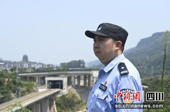 万宽在执勤中。西昌铁路公安处供图 万宽在执勤中。西昌铁路公安处供图