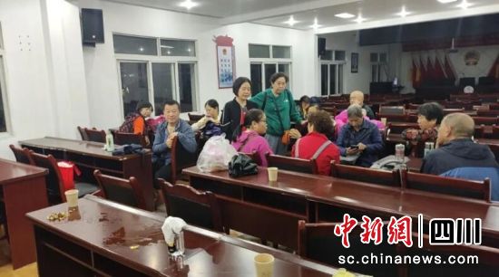 安全转移游客和村民。汶川县委宣传部供图 安全转移游客和村民。汶川县委宣传部供图