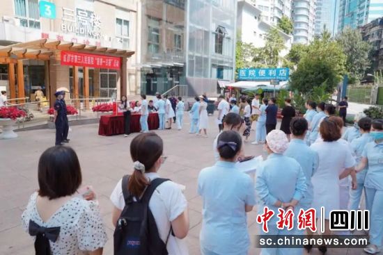 正在排队捐款。冯静涛 摄 正在排队捐款。冯静涛 摄