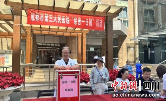 正在捐款。冯静涛 摄 正在捐款。冯静涛 摄