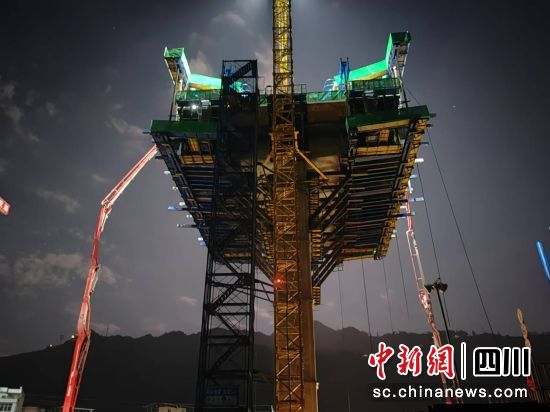 西渝高铁康渝段站前四标首个连续梁“1号块”浇筑。靖博 摄 西渝高铁康渝段站前四标首个连续梁“1号块”浇筑。靖博 摄