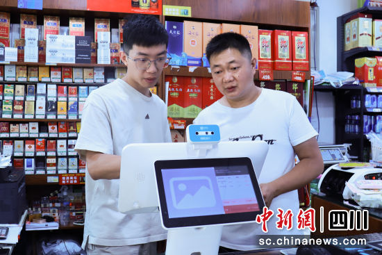 客户经理指导王小斌(右)使用智慧收银机。颜美芹 摄 客户经理指导王小斌(右)使用智慧收银机。颜美芹 摄