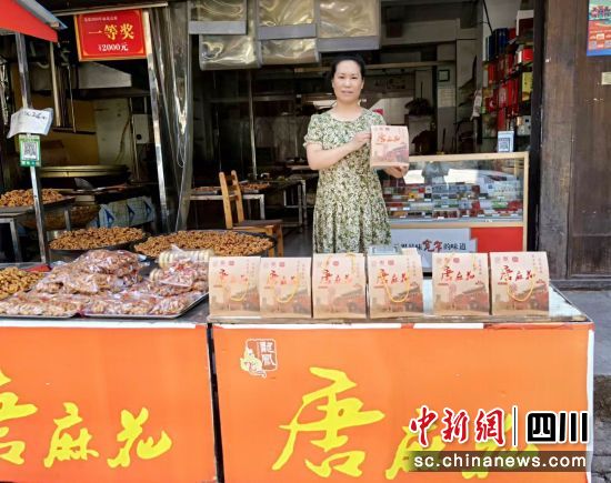 卢凤正在直播。遂宁烟草供图 卢凤正在直播。遂宁烟草供图