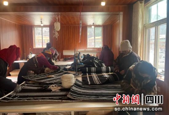 村民在缝纫专业合作社上班。壤塘县委宣传部供图 村民在缝纫专业合作社上班。壤塘县委宣传部供图