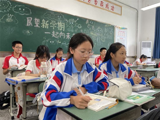 多杰卓玛在认真听讲。青羊区教育局供图 多杰卓玛在认真听讲。青羊区教育局供图
