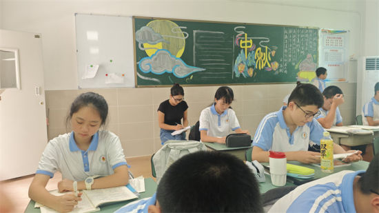 白玛旺姆在跟班学习。青羊区教育局供图 白玛旺姆在跟班学习。青羊区教育局供图