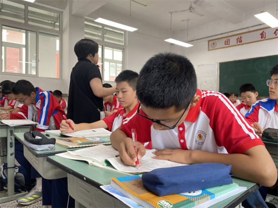 拉巴次仁在认真记笔记。青羊区教育局供图 拉巴次仁在认真记笔记。青羊区教育局供图
