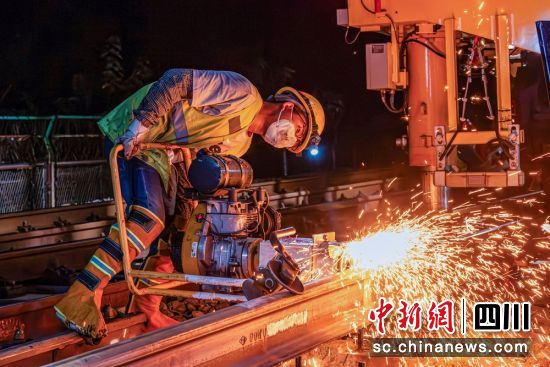 作业人员正在对焊缝进行打磨。伏小浩 摄 作业人员正在对焊缝进行打磨。伏小浩 摄