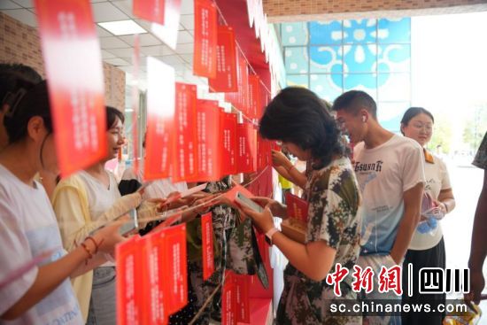 “反诈灯谜猜猜猜”活动现场。成都银行 供图 “反诈灯谜猜猜猜”活动现场。成都银行 供图