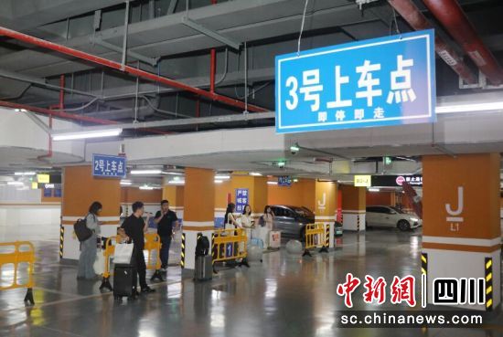 乘客在网约车候车区候车。陈星宇 摄 乘客在网约车候车区候车。陈星宇 摄