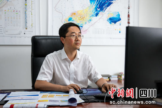 图为刘勇在工作中。西南油气田 供图 图为刘勇在工作中。西南油气田 供图