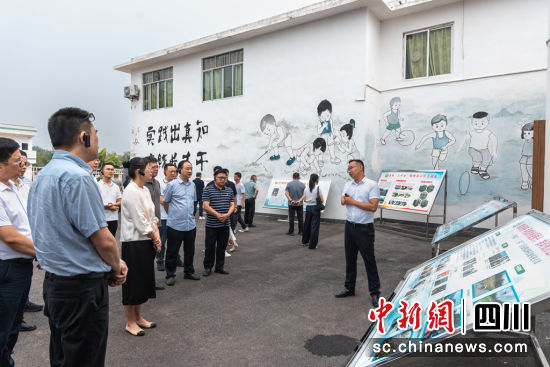 现场观摩学习。长宁县融媒体中心供图 现场观摩学习。长宁县融媒体中心供图
