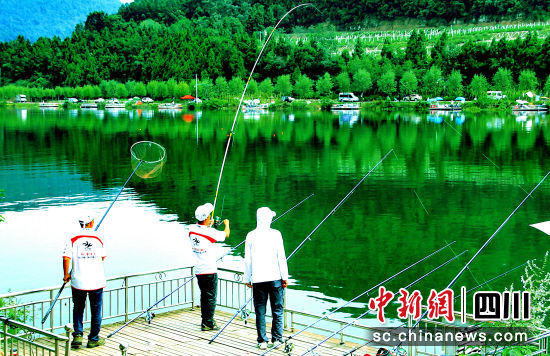 历届钓鱼大赛现场照片(资料图片)。南部县委宣传部供图 历届钓鱼大赛现场照片(资料图片)。南部县委宣传部供图