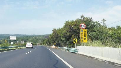 距成巴高速云顶山隧道入口约2公里处,超车道限速从120公里/小时降至100公里/小时。 距成巴高速云顶山隧道入口约2公里处,超车道限速从120公里/小时降至100公里/小时。