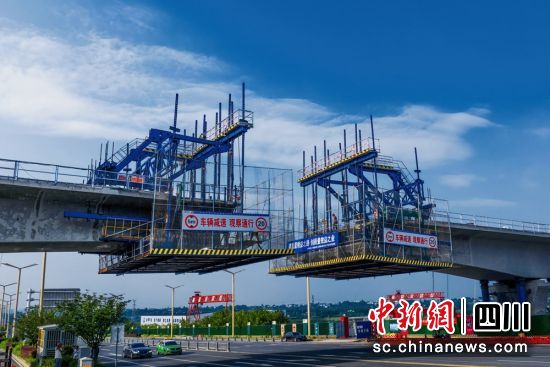 建设中的成眉S5线一桥梁即将合龙。成都轨道集团供图 建设中的成眉S5线一桥梁即将合龙。成都轨道集团供图