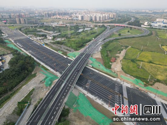 德阳高新区三星湖骨干路网项目部分路段。 中国五冶集团供图 德阳高新区三星湖骨干路网项目部分路段。 中国五冶集团供图