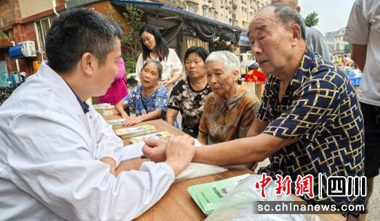 义诊现场。沿滩融媒 供图 义诊现场。沿滩融媒 供图