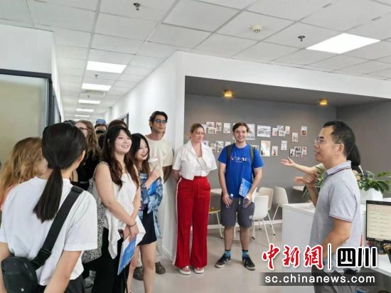 “高校外国留学生高新企业行”活动现场。成都高新区归国留学人员联谊会供图 “高校外国留学生高新企业行”活动现场。成都高新区归国留学人员联谊会供图