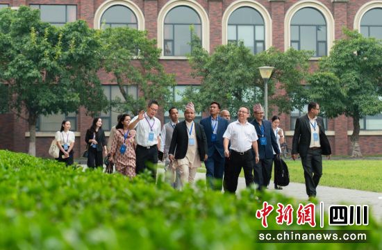 尼泊尔乡村振兴研修班嘉宾参观四川大学锦江学院。罗家灿 摄 尼泊尔乡村振兴研修班嘉宾参观四川大学锦江学院。罗家灿 摄