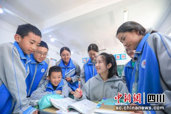 杨文静课下与学生交流。小金县委宣传部供图 杨文静课下与学生交流。小金县委宣传部供图