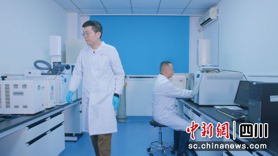 团队正在进行血液乙醇分析。西南医科大学供图 团队正在进行血液乙醇分析。西南医科大学供图