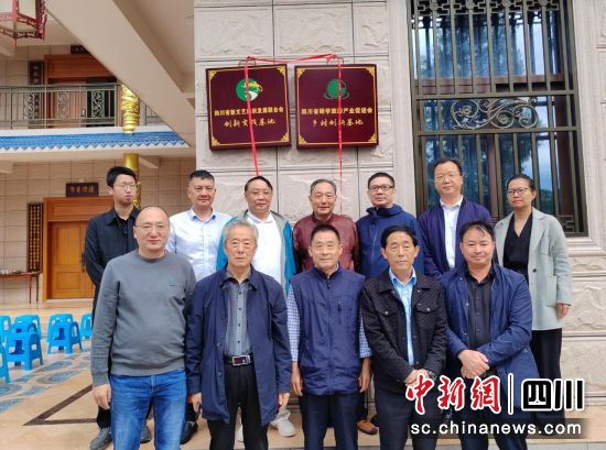 与会嘉宾合影。省陨石收藏文化交流研究会供图 与会嘉宾合影。省陨石收藏文化交流研究会供图