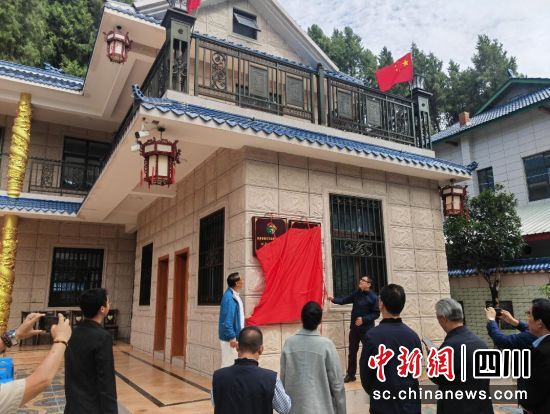 嘉宾为“创新实践基地”揭牌。省陨石收藏文化交流研究会供图 嘉宾为“创新实践基地”揭牌。省陨石收藏文化交流研究会供图