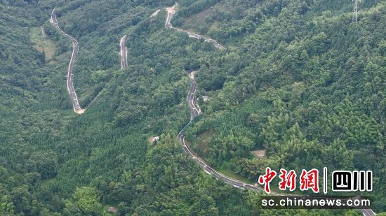龙门之巅1号公路绵竹段。 绵竹市委宣传部供图 龙门之巅1号公路绵竹段。 绵竹市委宣传部供图