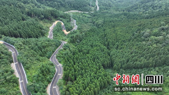 龙门之巅1号公路绵竹段。 绵竹市委宣传部供图 龙门之巅1号公路绵竹段。 绵竹市委宣传部供图
