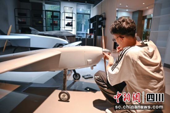 正在安装最后的部件。郑栋梁 摄 正在安装最后的部件。郑栋梁 摄