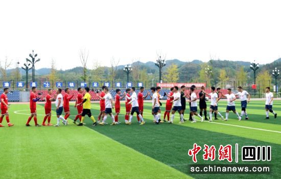 双方球员致意。罗景萍 摄 双方球员致意。罗景萍 摄